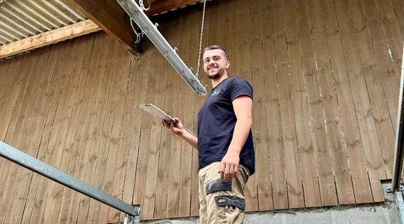 Arthur Boutté étant en train de travailler de dos